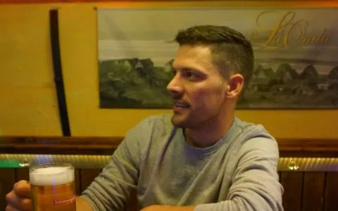 Niclas Stocker with a beer at Bar LaOnda